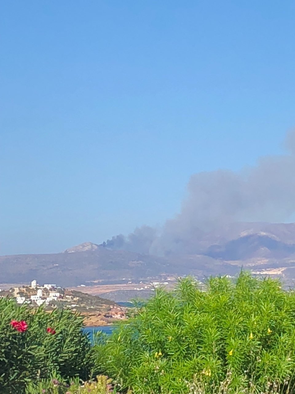 Αναζωπυρώθηκε η φωτιά στην Πάρο -Απομακρύνθηκαν κάτοικοι της περιοχής [εικόνες] | iefimerida.gr 4