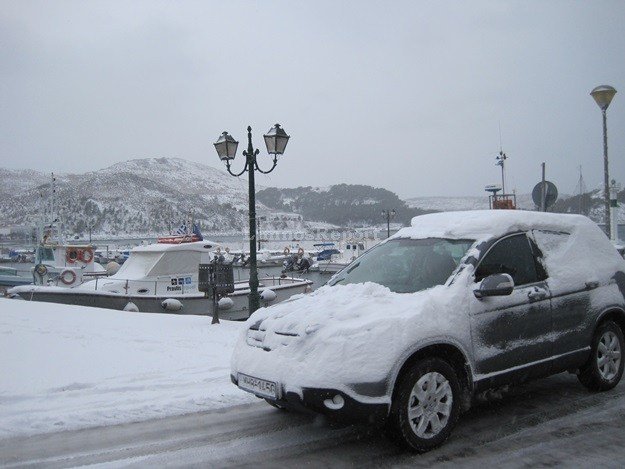 Χιόνι ως τη θάλασσα στην κυριολεξία -Εκπληκτικές εικόνες από τη Λήμνο [εικόνες] | iefimerida.gr 8