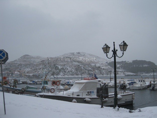 Χιόνι ως τη θάλασσα στην κυριολεξία -Εκπληκτικές εικόνες από τη Λήμνο [εικόνες] | iefimerida.gr 7