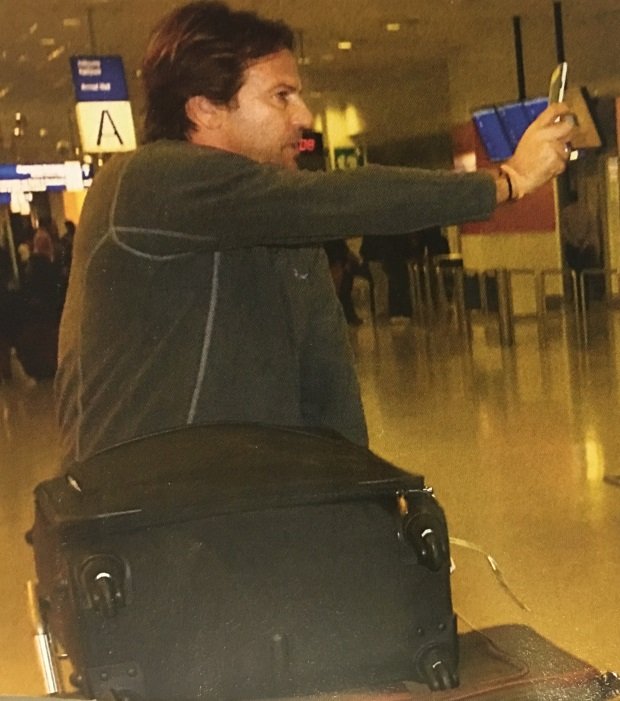 Το κρυφτό της μαυρισμένης Μενεγάκη στο αεροδρόμιο -Τυλιγμένη με μαντίλα, με μια βεντάλια στο πρόσωπο [εικόνες] | iefimerida.gr 4