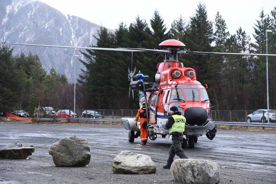 Ελικότπερο απογειώνεται για να βοηθήσει στην εκκένωση του Viking SKy.