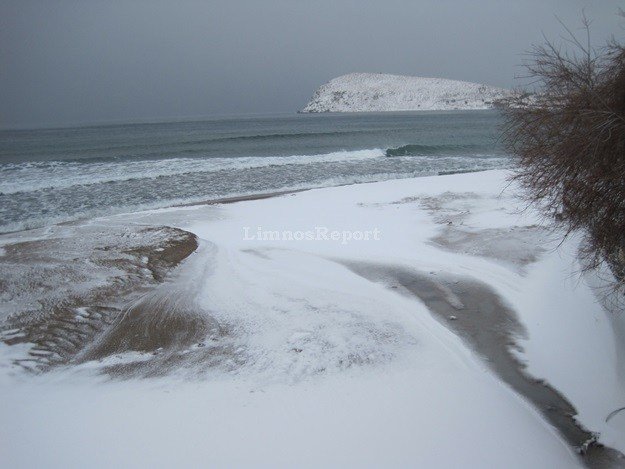 Χιόνι ως τη θάλασσα στην κυριολεξία -Εκπληκτικές εικόνες από τη Λήμνο [εικόνες] | iefimerida.gr 5