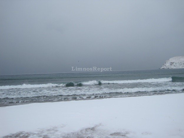 Χιόνι ως τη θάλασσα στην κυριολεξία -Εκπληκτικές εικόνες από τη Λήμνο [εικόνες] | iefimerida.gr 3