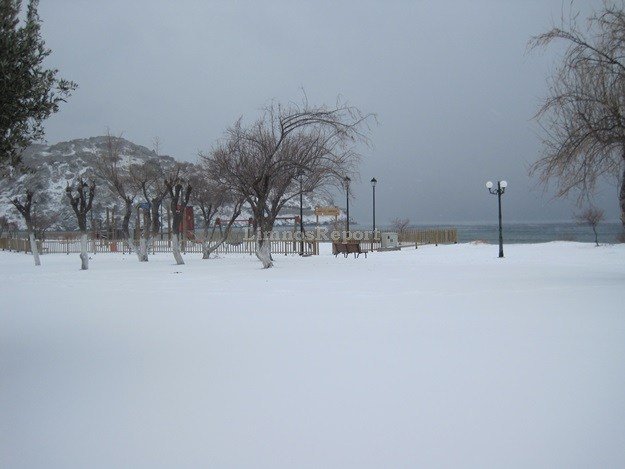 Χιόνι ως τη θάλασσα στην κυριολεξία -Εκπληκτικές εικόνες από τη Λήμνο [εικόνες] | iefimerida.gr 2