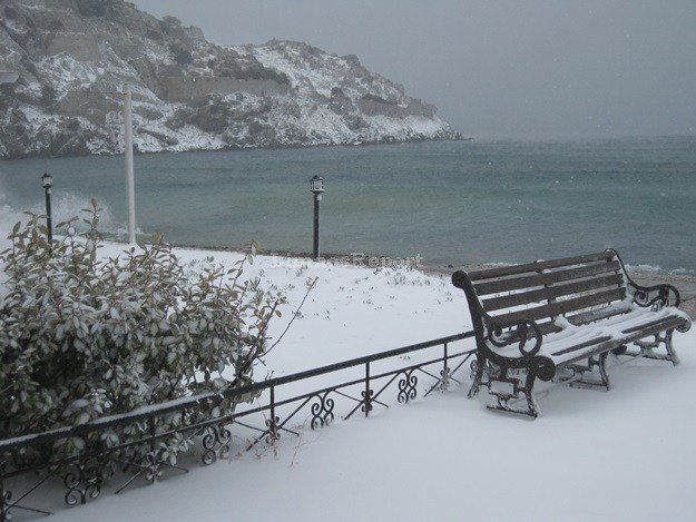 Χιόνι ως τη θάλασσα στην κυριολεξία -Εκπληκτικές εικόνες από τη Λήμνο [εικόνες] | iefimerida.gr 1