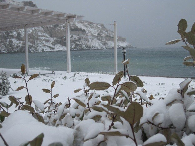 Χιόνι ως τη θάλασσα στην κυριολεξία -Εκπληκτικές εικόνες από τη Λήμνο [εικόνες] | iefimerida.gr 0