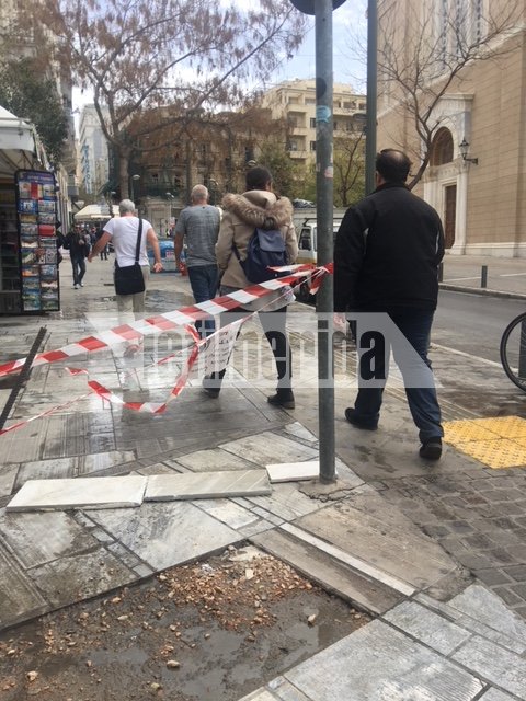 Εικόνες ντροπής στην οδό Μητροπόλεως: Απόβλητα και ακαθαρσίες [εικόνα] | iefimerida.gr 0