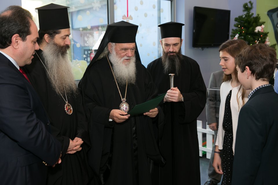 Μια χειροποίητη κάρτα με ευχές προσέφεραν στον Αρχιεπίσκοπο Ιερώνυμο οι εκπρόσωποι του ELPIDA Junior Κωνσταντίνος και Νεφέλη