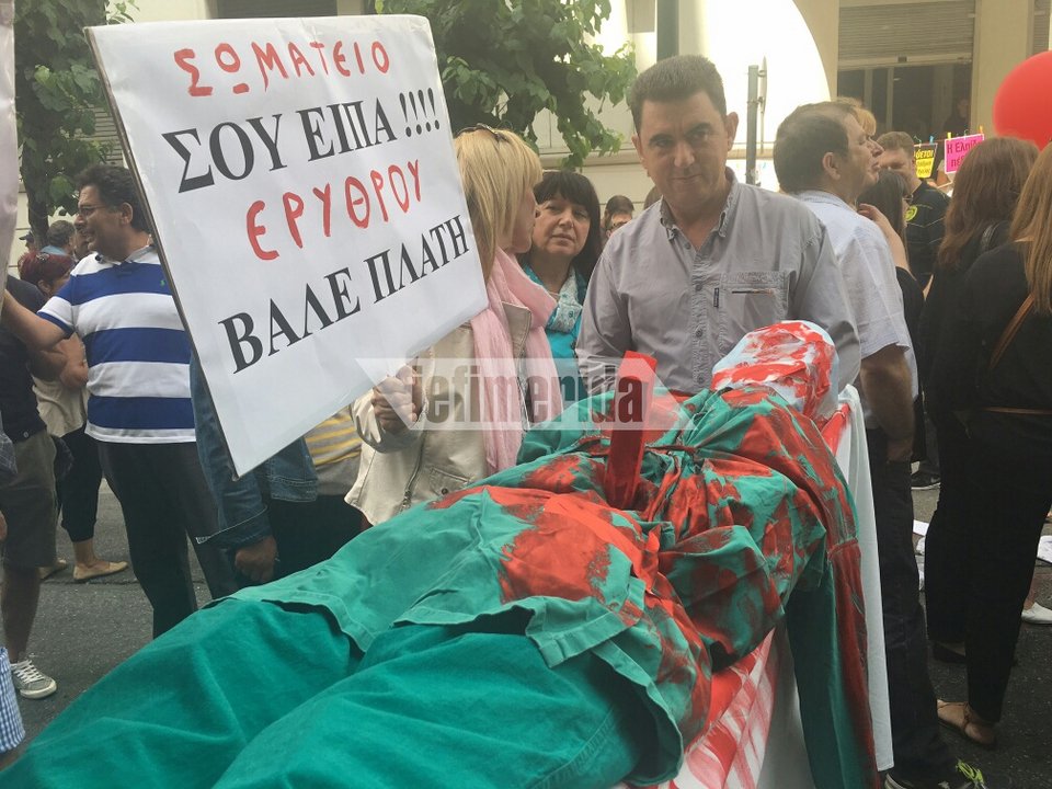 Οι νοσηλευτές «τα έψαλαν» με μαντινάδες και πεντοζάλη στον Πολάκη [εικόνες & βίντεο] | iefimerida.gr 9