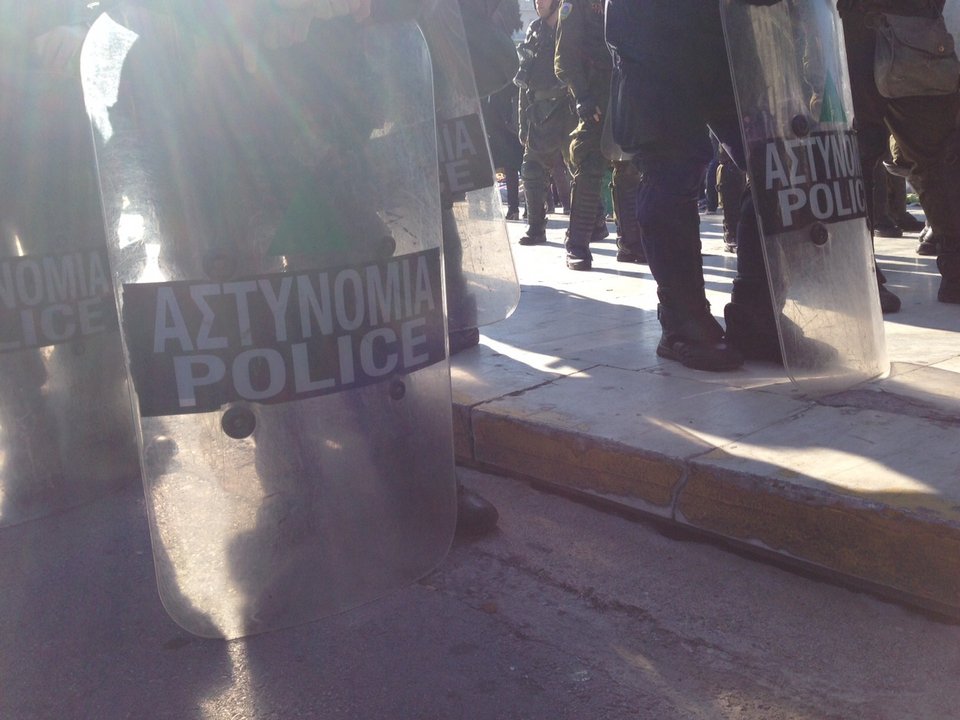 Απειλούσαν να κρεμαστούν στο Σύνταγμα -Δύο Σύροι είχαν βάλει θηλιές στο λαιμό τους [εικόνες & βίντεο] | iefimerida.gr 0