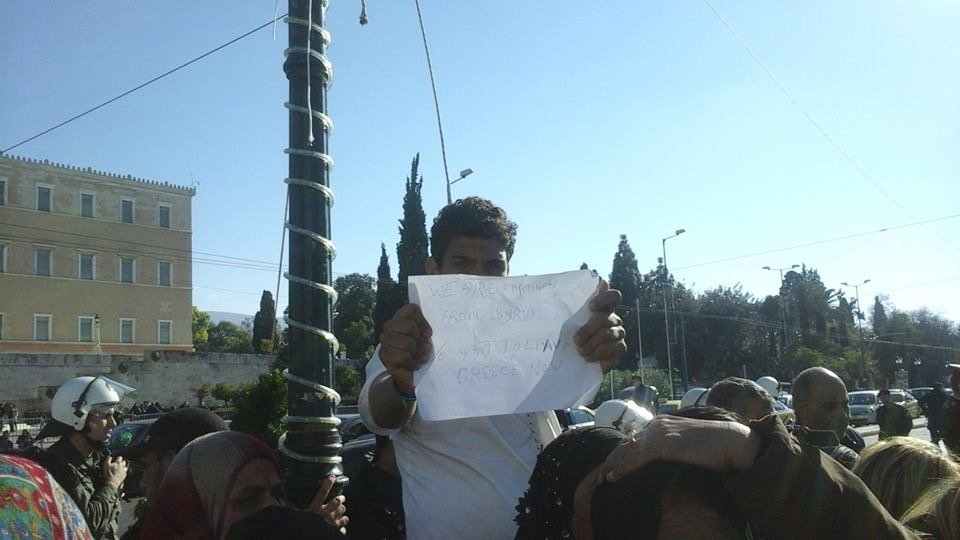 Απειλούσαν να κρεμαστούν στο Σύνταγμα -Δύο Σύροι είχαν βάλει θηλιές στο λαιμό τους [εικόνες & βίντεο] | iefimerida.gr 1