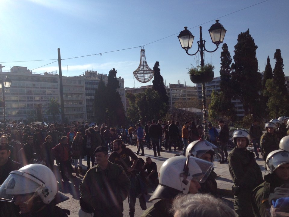 Απειλούσαν να κρεμαστούν στο Σύνταγμα -Δύο Σύροι είχαν βάλει θηλιές στο λαιμό τους [εικόνες & βίντεο] | iefimerida.gr 2