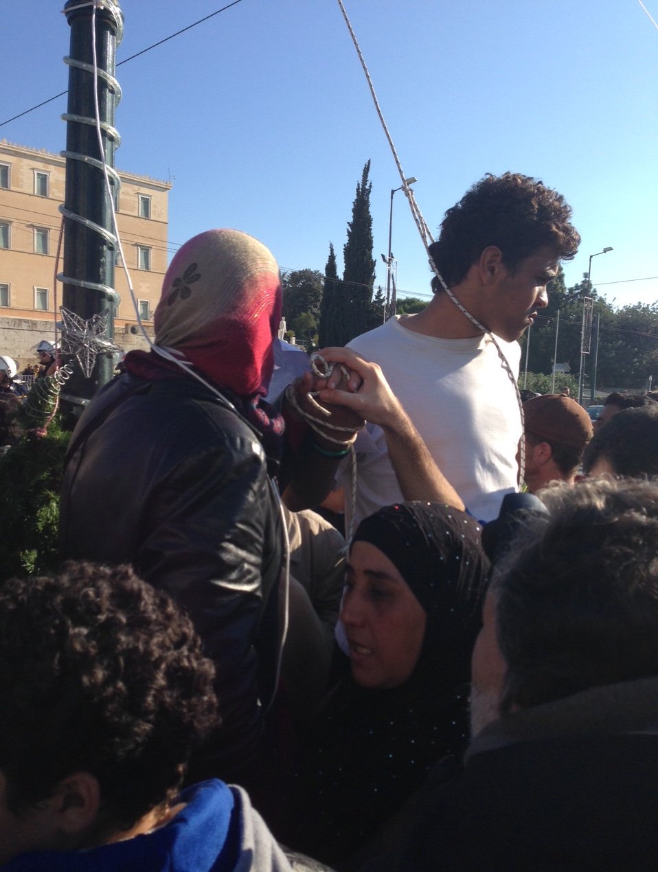 Απειλούσαν να κρεμαστούν στο Σύνταγμα -Δύο Σύροι είχαν βάλει θηλιές στο λαιμό τους [εικόνες & βίντεο] | iefimerida.gr 3