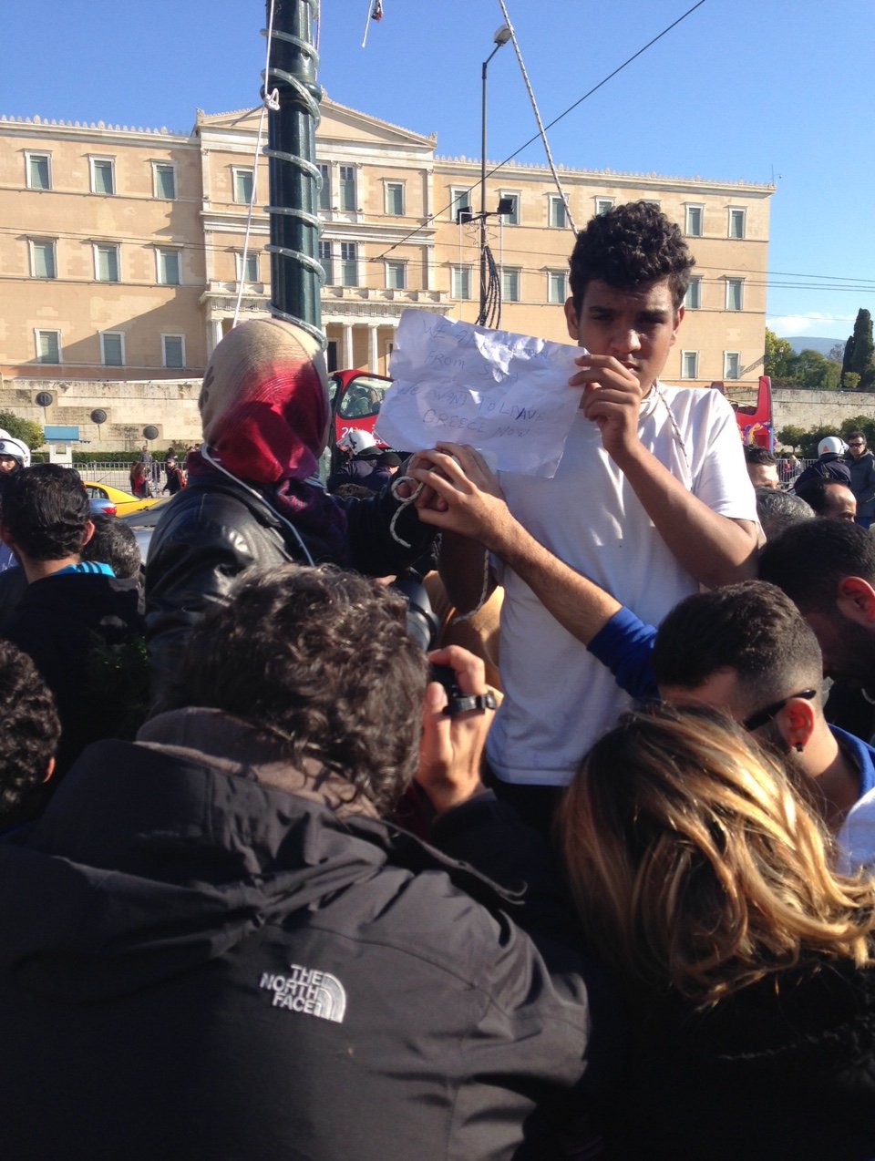 Απειλούσαν να κρεμαστούν στο Σύνταγμα -Δύο Σύροι είχαν βάλει θηλιές στο λαιμό τους [εικόνες & βίντεο] | iefimerida.gr 4