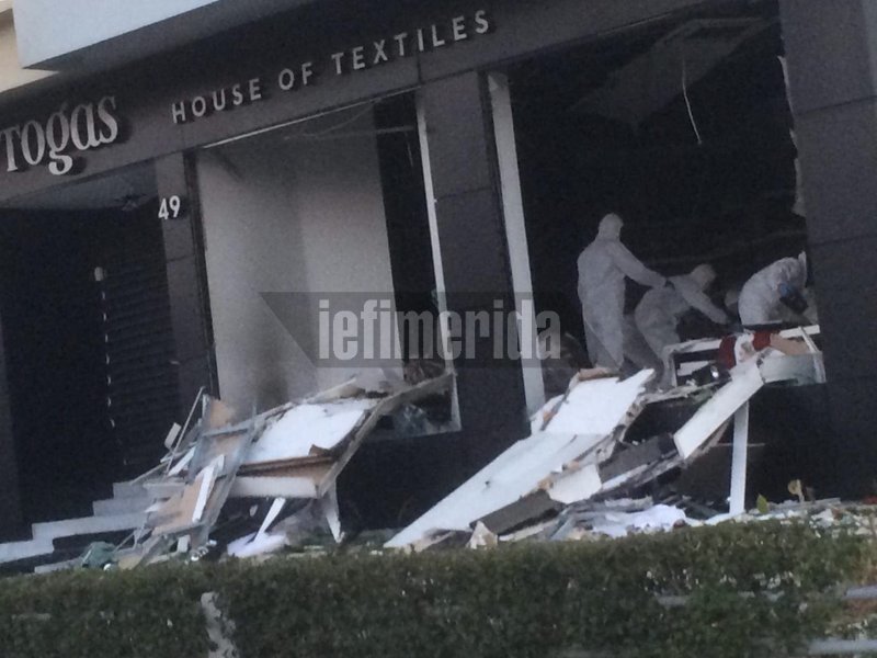 Τεράστιες ζημιές από έκρηξη σε κατάστημα επίπλων στη λεωφόρο Βουλιαγμένης [εικόνες & βίντεο] | iefimerida.gr 0