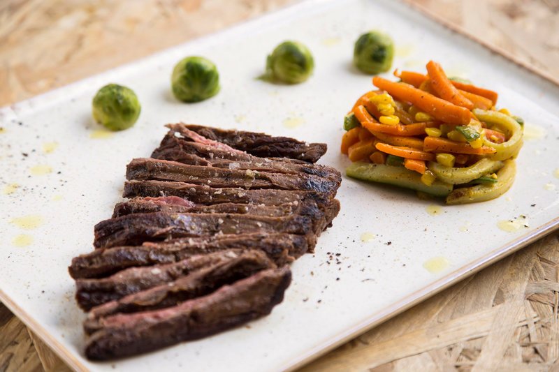 Black Angus με βουτυράτα λαχανικά