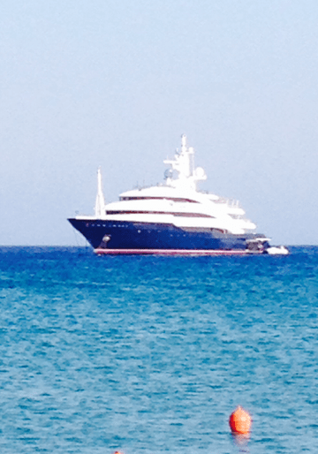 Ο βαθύπλουτος Ινδός με το απίστευτο σκάφος που κάνει διακοπές στη Μύκονο -Απεχθάνεται τη χλιδή και του αρέσει να κάνει μπάνιο μαζί με τον κόσμο [εικόνες] | iefimerida.gr 0