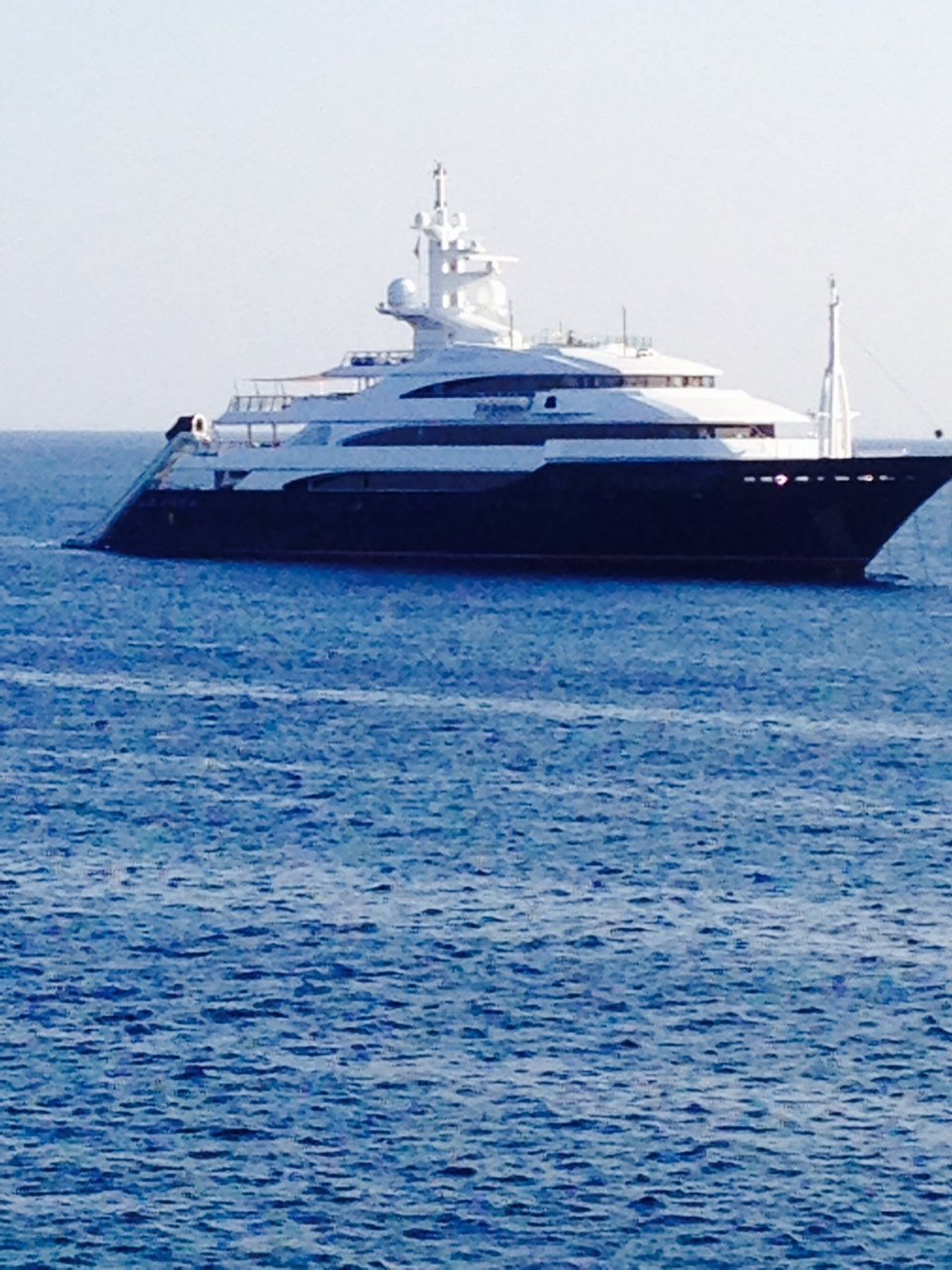 Ο βαθύπλουτος Ινδός με το απίστευτο σκάφος που κάνει διακοπές στη Μύκονο -Απεχθάνεται τη χλιδή και του αρέσει να κάνει μπάνιο μαζί με τον κόσμο [εικόνες] | iefimerida.gr 1