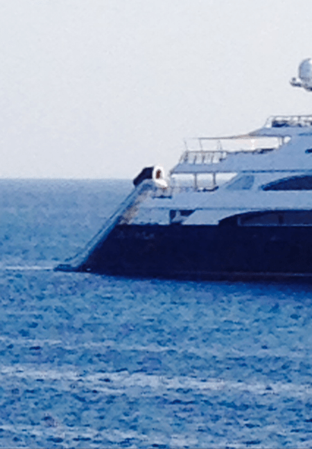 Ο βαθύπλουτος Ινδός με το απίστευτο σκάφος που κάνει διακοπές στη Μύκονο -Απεχθάνεται τη χλιδή και του αρέσει να κάνει μπάνιο μαζί με τον κόσμο [εικόνες] | iefimerida.gr 2