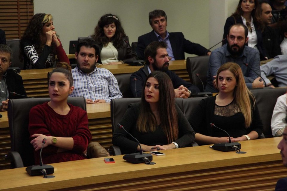 Οι ΟΝΝΕΔίτισσες που «έκλεψαν» την παράσταση στην ομιλία του Τζιτζικώστα [εικόνες & βίντεο] | iefimerida.gr 1