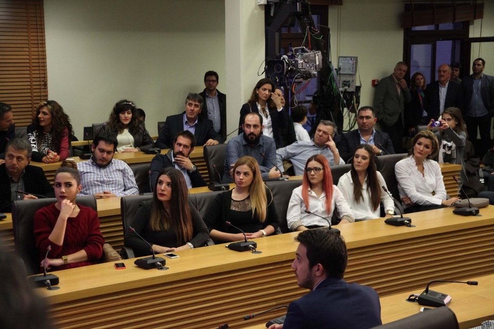 Οι ΟΝΝΕΔίτισσες που «έκλεψαν» την παράσταση στην ομιλία του Τζιτζικώστα [εικόνες & βίντεο] | iefimerida.gr 2