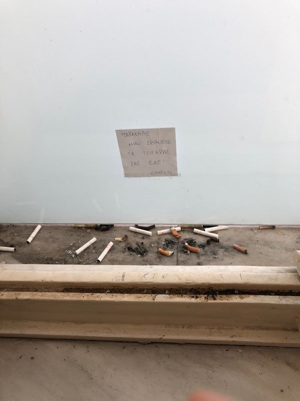 Δημοσιογράφοι στη Βουλή καπνίζουν παρά την απαγόρευση -Σβήνουν τσιγάρα στα παράθυρα [εικόνες] | iefimerida.gr 1