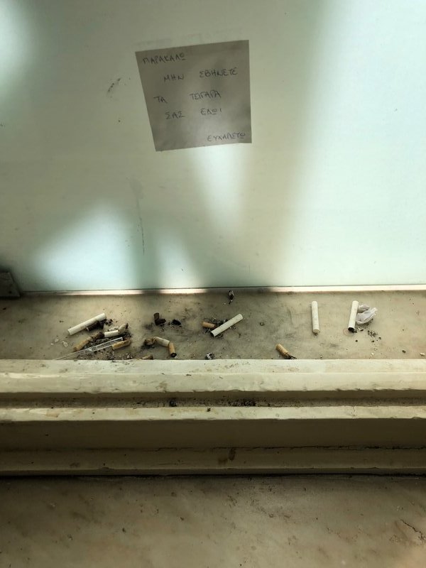 Δημοσιογράφοι στη Βουλή καπνίζουν παρά την απαγόρευση -Σβήνουν τσιγάρα στα παράθυρα [εικόνες] | iefimerida.gr 2