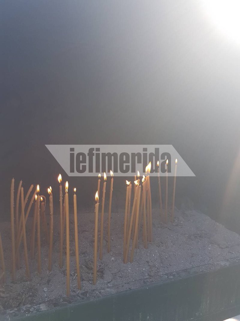 Βουρκωμένος Δεκαπενταύγουστος στο Μάτι -Τελέστηκε τρισάγιο για τους νεκρούς μετά τη Θεία Λειτουργία [εικόνες] | iefimerida.gr 3