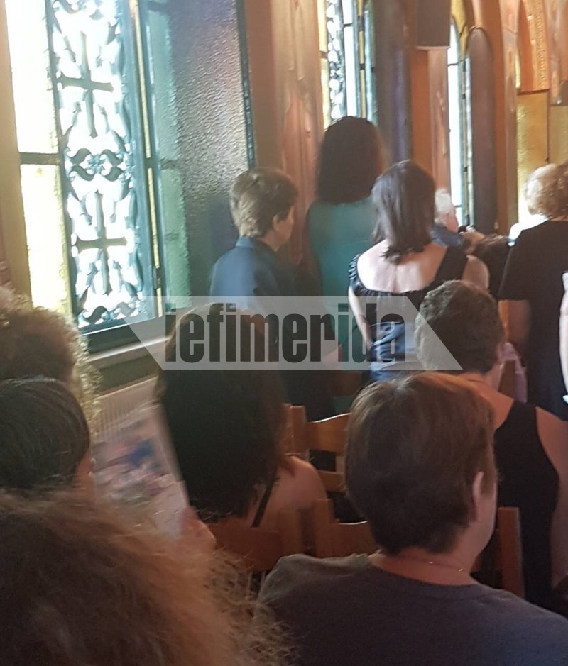 Μαυροντυμένες γυναίκες στον Ιερό Ναό της Κοίμησης της Θεοτόκου