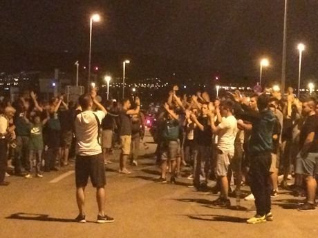 Χαμός στο αεροδρόμιο με τους οπαδούς του Παναθηναϊκού στην άφιξη του Μίκαελ Εσιέν [εικόνες] | iefimerida.gr 7