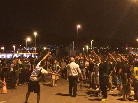 Χαμός στο αεροδρόμιο με τους οπαδούς του Παναθηναϊκού στην άφιξη του Μίκαελ Εσιέν [εικόνες] | iefimerida.gr 8