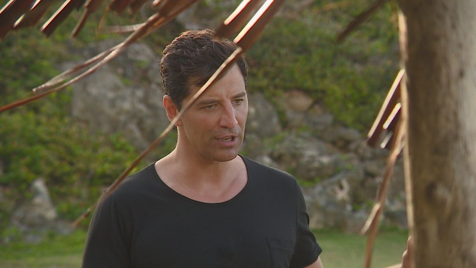 Survivor: Οι πρώτες φωτογραφίες του Ρουβά στην καλύβα -Μαγειρεύει ρύζι, ανοίγει καρύδες [εικόνες & βίντεο] | iefimerida.gr 3