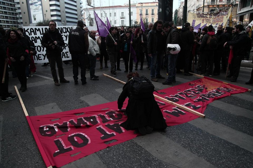 Αοπλοι οι αστυνομικοί στις παράλληλες διαδηλώσεις Χρυσαυγιτών και αντιφασιστών [εικόνες] | iefimerida.gr 11