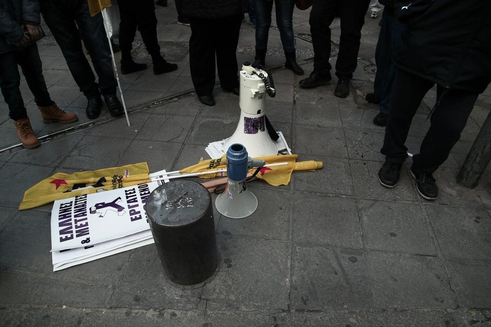 Αοπλοι οι αστυνομικοί στις παράλληλες διαδηλώσεις Χρυσαυγιτών και αντιφασιστών [εικόνες] | iefimerida.gr 13