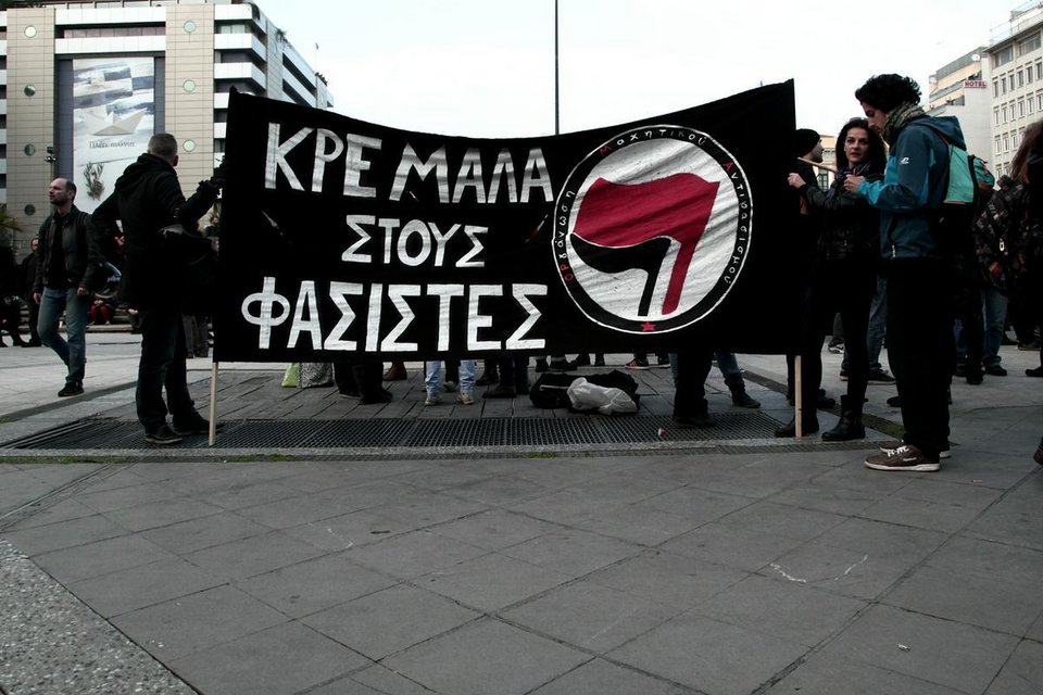 Αοπλοι οι αστυνομικοί στις παράλληλες διαδηλώσεις Χρυσαυγιτών και αντιφασιστών [εικόνες] | iefimerida.gr 15