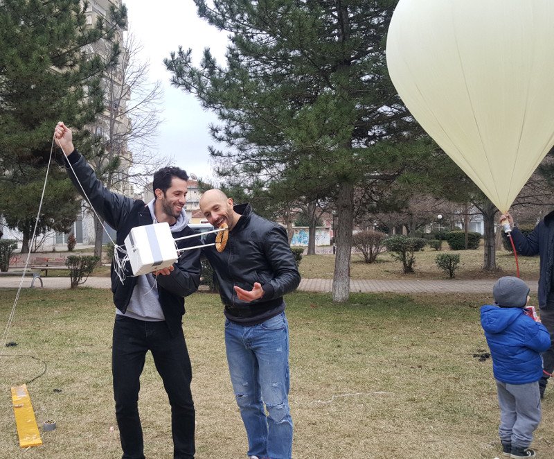 Το κουλούρι Θεσσαλονίκης προσπάθησε να πάει στο Διάστημα, αλλά... ξαναέπεσε στη Γη! [εικόνες & βίντεο] | iefimerida.gr 1