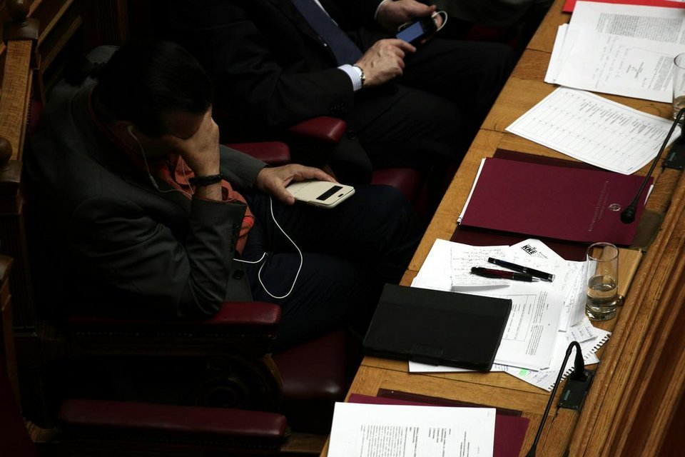 Kαι δεν περνούν οι ώρες: Οσα έγιναν στη Βουλή περιμένοντας την ψήφιση του νομοσχεδίου Μπαλτά [εικόνες] | iefimerida.gr 6
