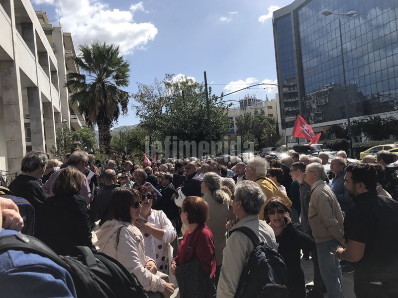 Συγκέντρωση διαμαρτυρίας της ΛΑΕ έξω από τη ΓΑΔΑ -Γιατί κάλεσαν τον Λαφαζάνη να απολογηθεί για διατάραξη οικιακής ειρήνης | iefimerida.gr 10