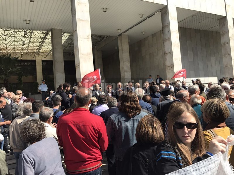 Συγκέντρωση διαμαρτυρίας της ΛΑΕ έξω από τη ΓΑΔΑ -Γιατί κάλεσαν τον Λαφαζάνη να απολογηθεί για διατάραξη οικιακής ειρήνης | iefimerida.gr 9