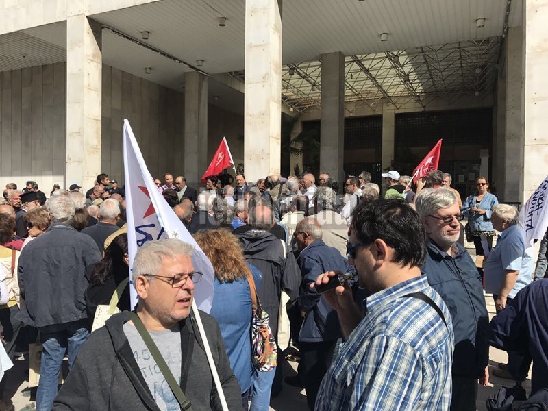 Συγκέντρωση διαμαρτυρίας της ΛΑΕ έξω από τη ΓΑΔΑ -Γιατί κάλεσαν τον Λαφαζάνη να απολογηθεί για διατάραξη οικιακής ειρήνης | iefimerida.gr 8