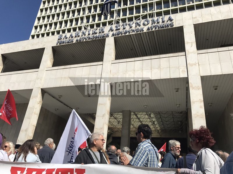 Συγκέντρωση διαμαρτυρίας της ΛΑΕ έξω από τη ΓΑΔΑ -Γιατί κάλεσαν τον Λαφαζάνη να απολογηθεί για διατάραξη οικιακής ειρήνης | iefimerida.gr 7