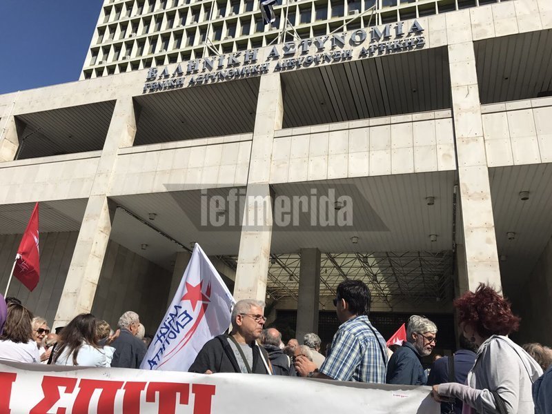 Συγκέντρωση διαμαρτυρίας της ΛΑΕ έξω από τη ΓΑΔΑ -Γιατί κάλεσαν τον Λαφαζάνη να απολογηθεί για διατάραξη οικιακής ειρήνης | iefimerida.gr 6