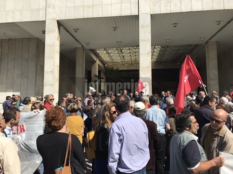 Συγκέντρωση διαμαρτυρίας της ΛΑΕ έξω από τη ΓΑΔΑ -Γιατί κάλεσαν τον Λαφαζάνη να απολογηθεί για διατάραξη οικιακής ειρήνης | iefimerida.gr 4