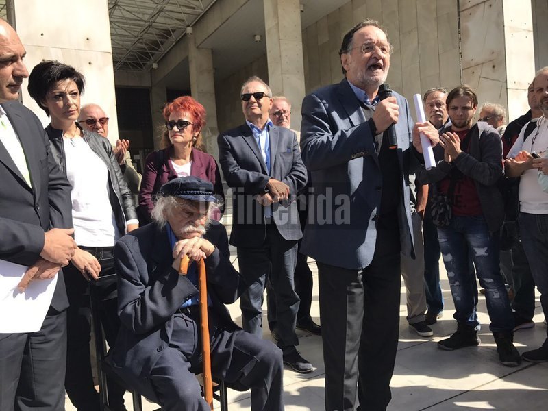 Συγκέντρωση διαμαρτυρίας της ΛΑΕ έξω από τη ΓΑΔΑ -Γιατί κάλεσαν τον Λαφαζάνη να απολογηθεί για διατάραξη οικιακής ειρήνης | iefimerida.gr 1