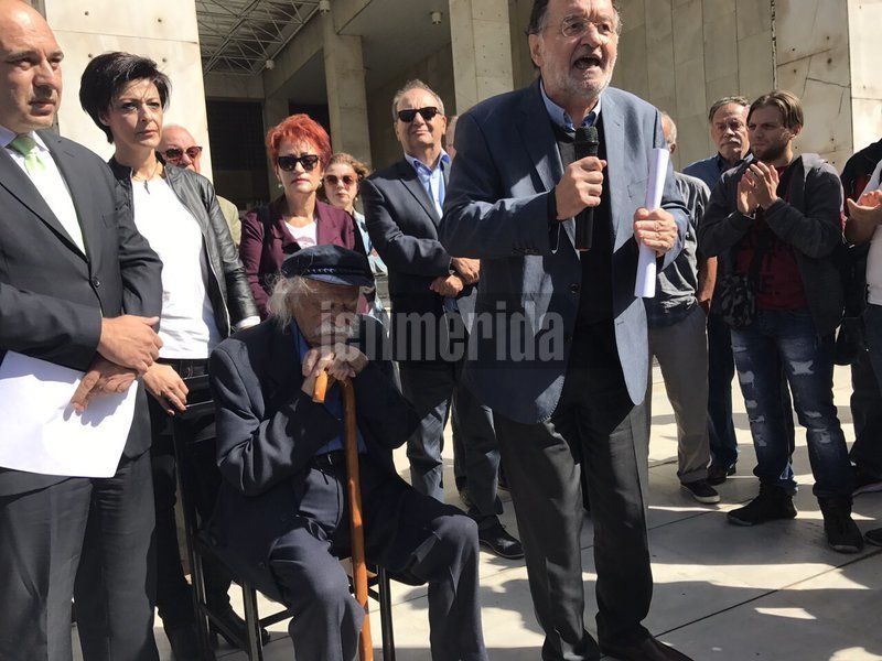 Συγκέντρωση διαμαρτυρίας της ΛΑΕ έξω από τη ΓΑΔΑ -Γιατί κάλεσαν τον Λαφαζάνη να απολογηθεί για διατάραξη οικιακής ειρήνης | iefimerida.gr 0