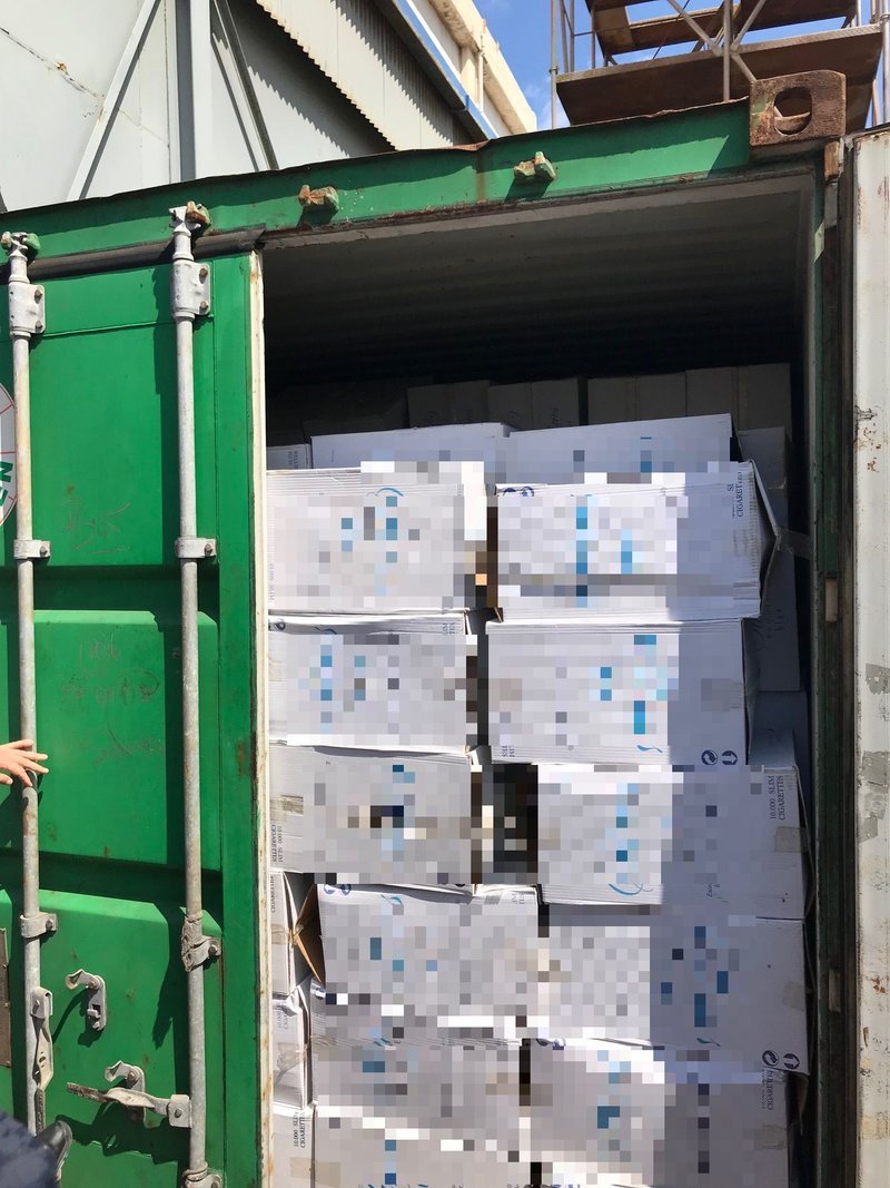 Φορτηγό πλοίο με 24,5 εκατ. λαθραία τσιγάρα κατέσχεσαν οι λιμενικοί στη Σύρο [εικόνες] | iefimerida.gr 2