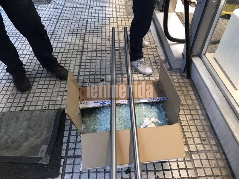 Επίθεση κουκουλοφόρων σε μαγαζιά δίπλα στο κοσμηματοπωλείο, όπου έχασε τη ζωή του ο Ζακ Κωστόπουλος | iefimerida.gr 7
