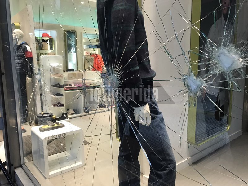 Επίθεση κουκουλοφόρων σε μαγαζιά δίπλα στο κοσμηματοπωλείο, όπου έχασε τη ζωή του ο Ζακ Κωστόπουλος | iefimerida.gr 6