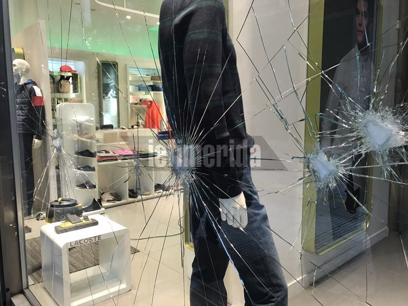 Επίθεση κουκουλοφόρων σε μαγαζιά δίπλα στο κοσμηματοπωλείο, όπου έχασε τη ζωή του ο Ζακ Κωστόπουλος | iefimerida.gr 5