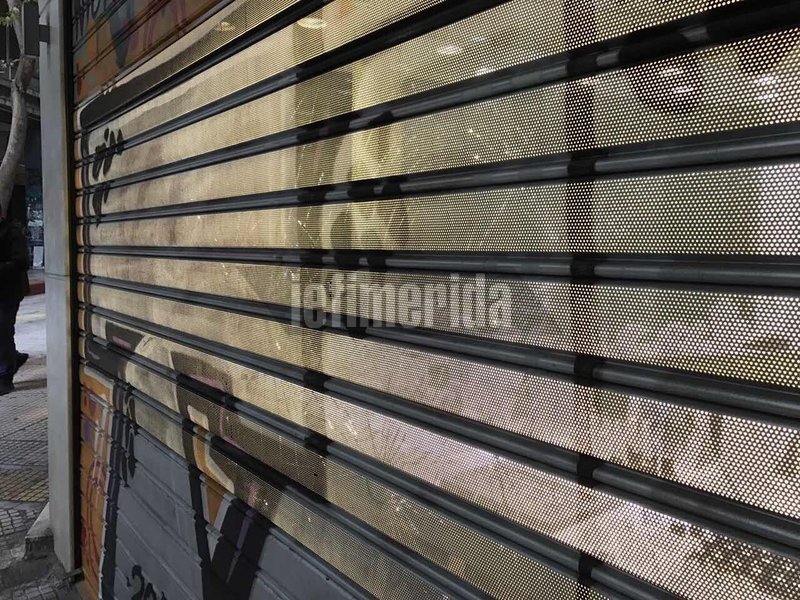 Επίθεση κουκουλοφόρων σε μαγαζιά δίπλα στο κοσμηματοπωλείο, όπου έχασε τη ζωή του ο Ζακ Κωστόπουλος | iefimerida.gr 4